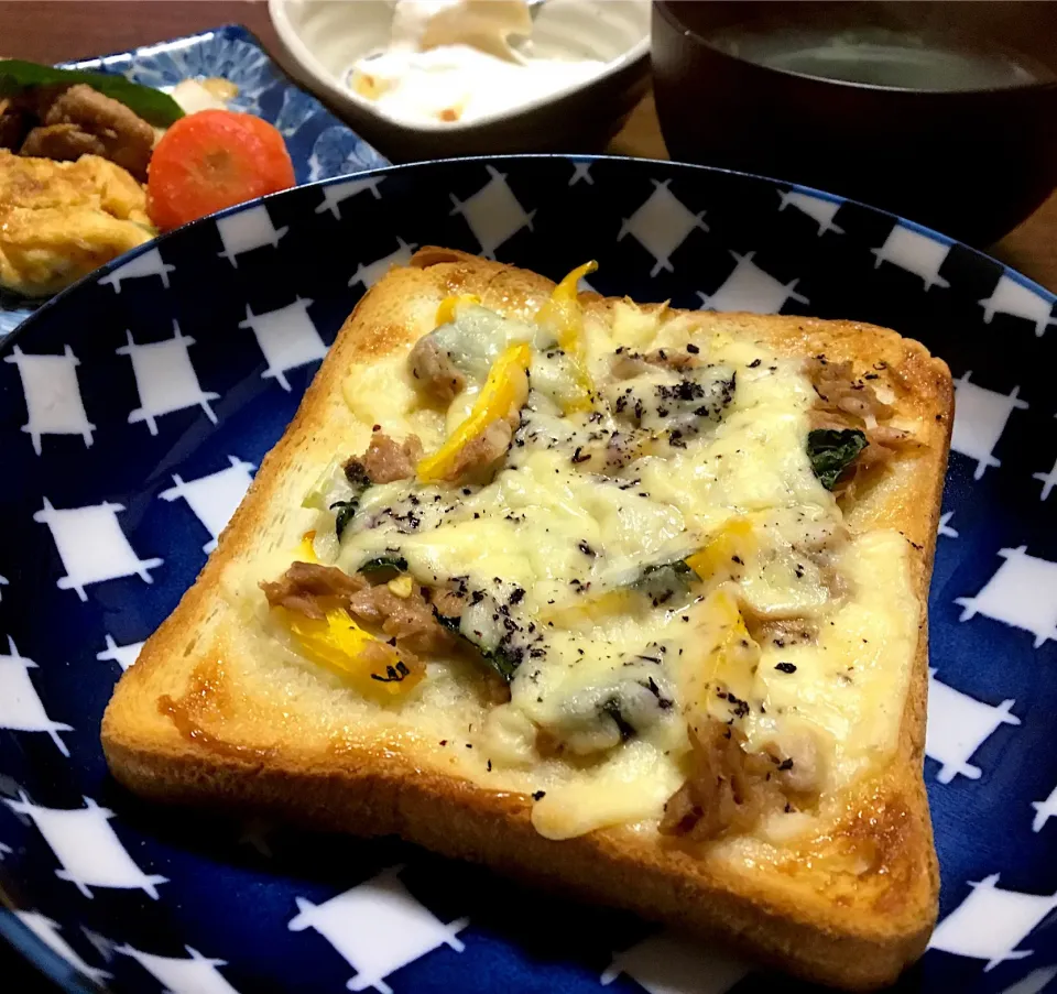 単身赴任の朝ごはん☀️🍴
ツナと大葉のピザトースト🍕🍞
豚肉とキャベツのオイスターソース炒め
ネギ入り卵焼き
人参のグラッセ
もやしとワカメのスープ
 #単身赴任飯  #ピザトースト  #もやしスープ|ぽんたさん