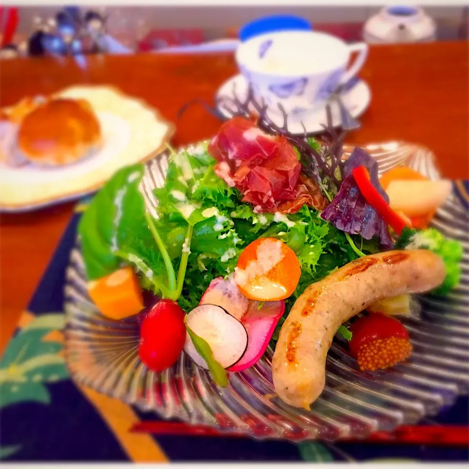 Snapdishの料理写真:#Echelon tea HOUSE#サラダプレート#松阪豚 #ソーセージ|あみみさん