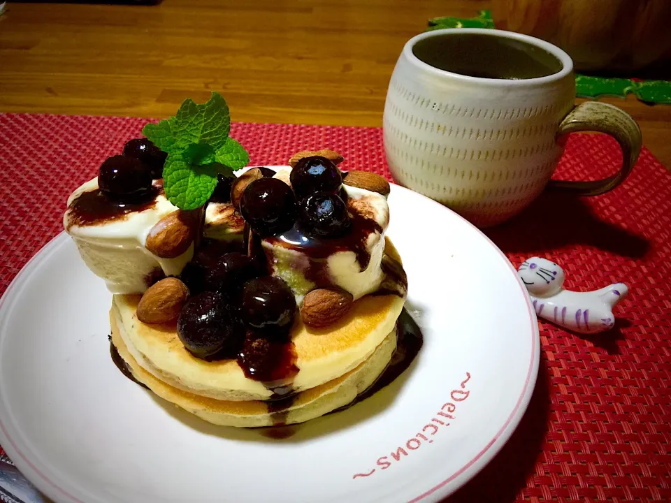 アイス ブルーベリー アーモンドをのせて💕ホットケーキ🥞チョコシロップかけ☕️|keikoさん