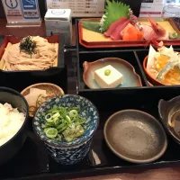 Snapdishの料理写真:お刺身弁当|堀河 史麿さん