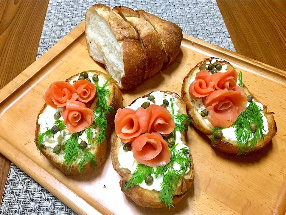 ✨SMOKED SALMONS,dill & capers with cream cheese on bruschetta...ブルスケッタにクリチ、スモークサーモン、ディル&ケイパー✨|🌺Sanntina🌺さん