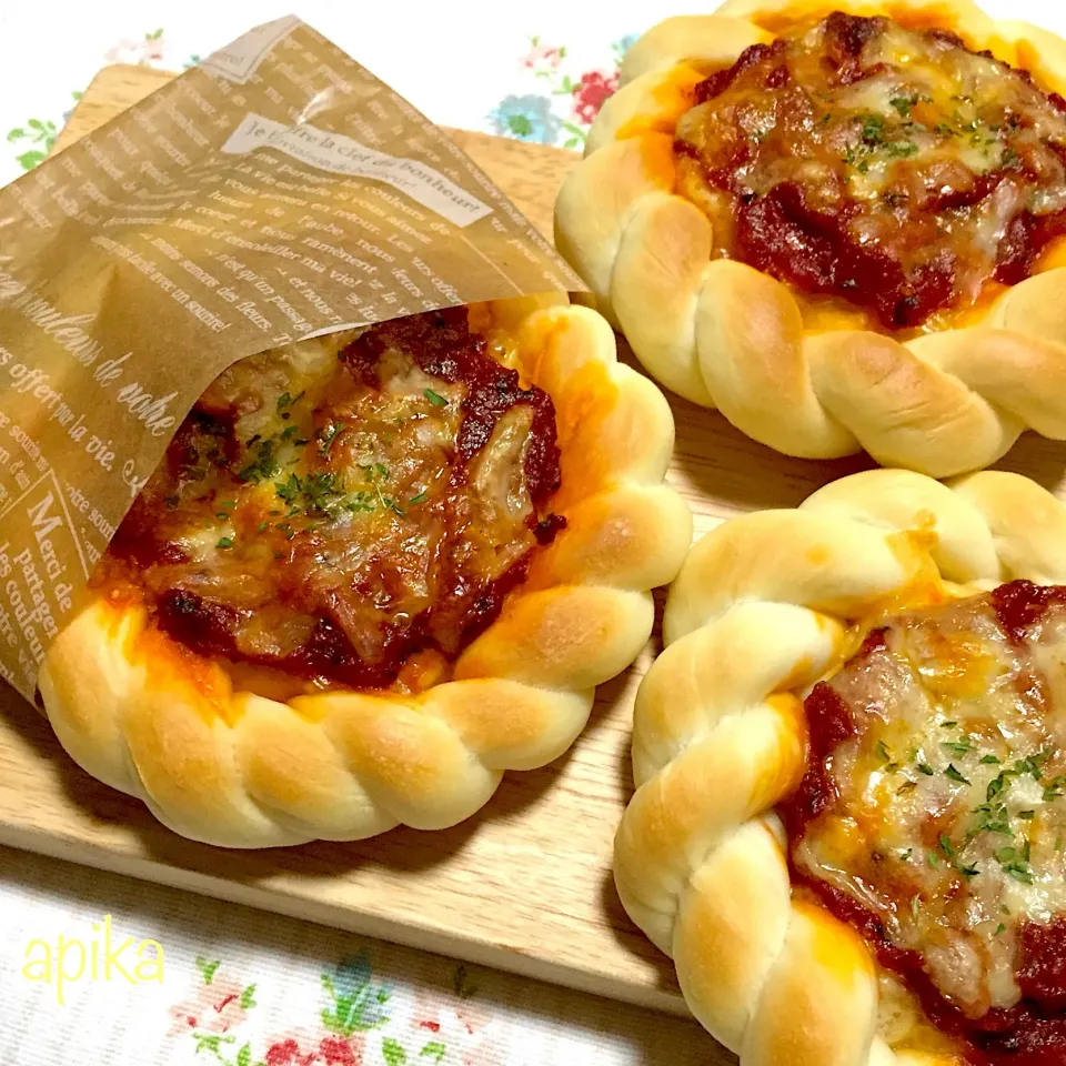 自家製トマトソースのパン|あぴかさん