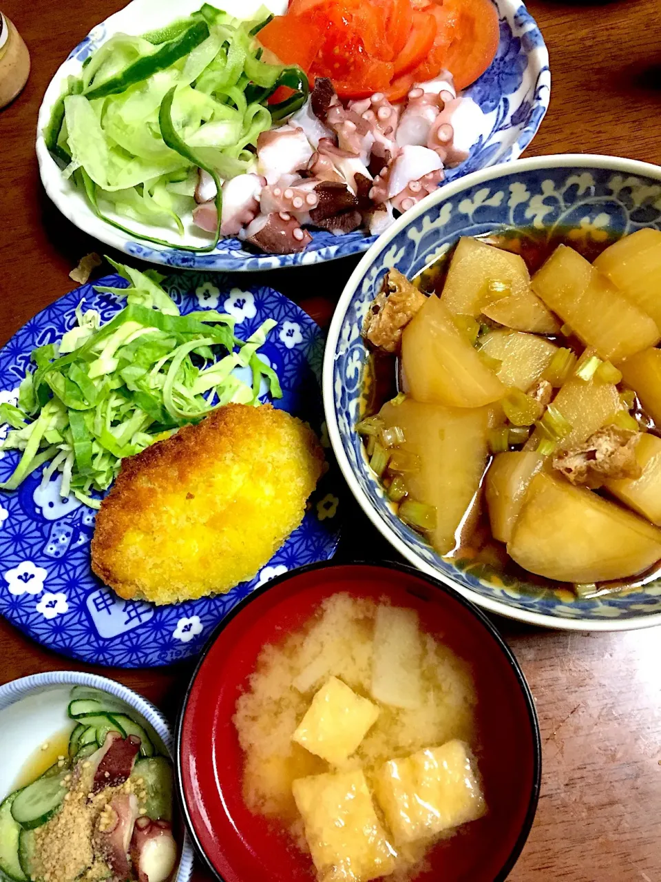 タコ🐙の刺身    タコの酢の物    蕪の煮物   冷凍コロッケ  キャベツ    味噌汁|掛谷節子さん