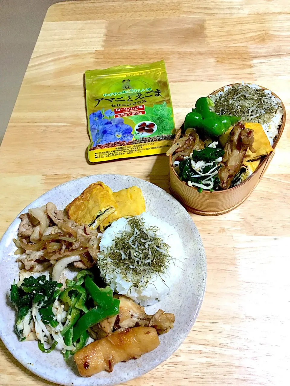 昨日の自分お弁当と旦那さんプレート😊❤️✨

えのきとほうれん草のナムル
竹輪と鶏手羽元の煮物
海苔入り玉子焼き
豚の生姜焼き
ピーマンのマヨソテー
ジャコとろろ昆布ご飯|さくたえさん