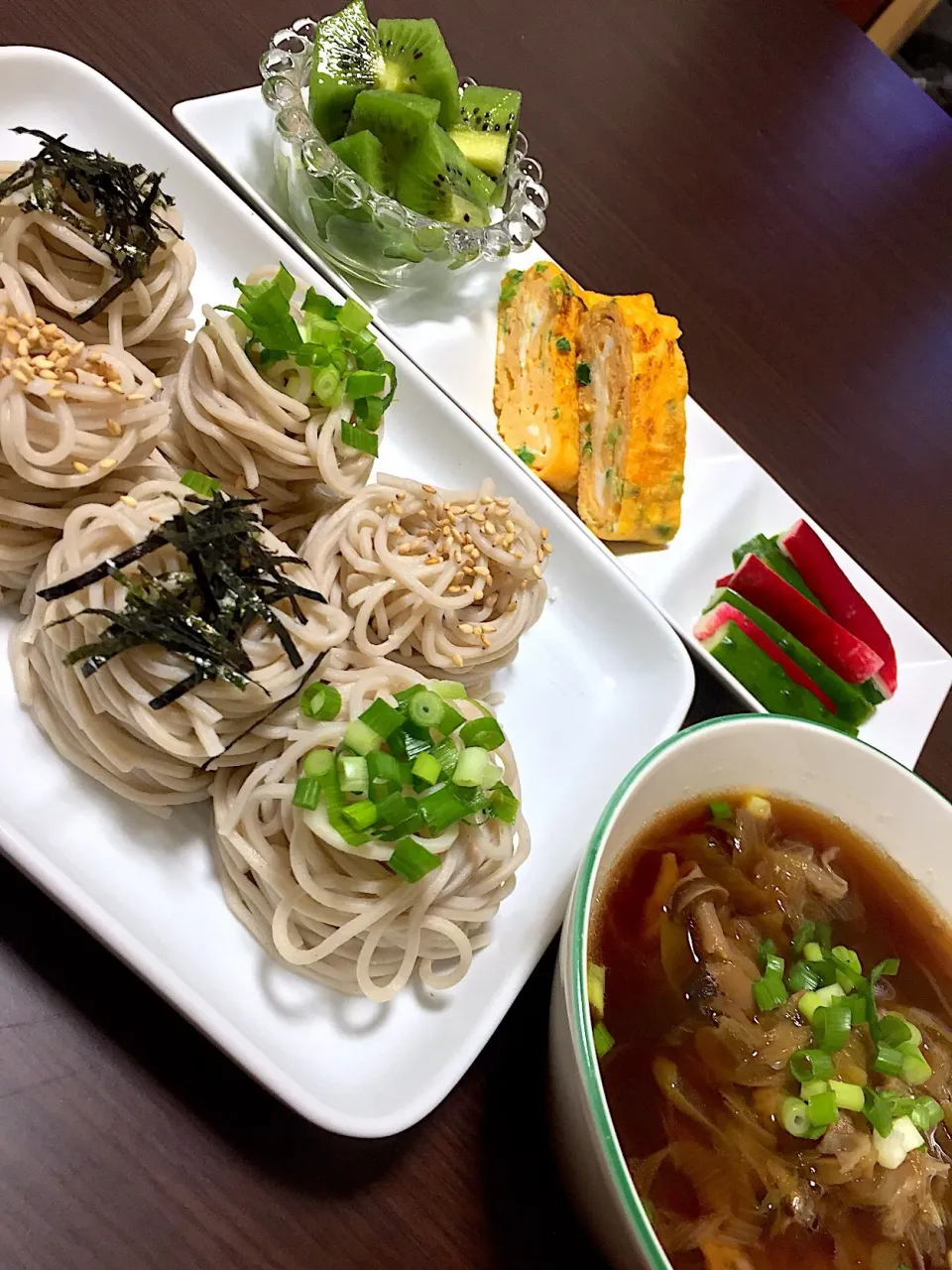 ⭐️肉汁つけ蕎麦
⭐️キュウリとラディッシュの甘酢漬け
⭐️ネギ入りだし巻き卵
⭐️キウイフルーツ|よっちぃさん