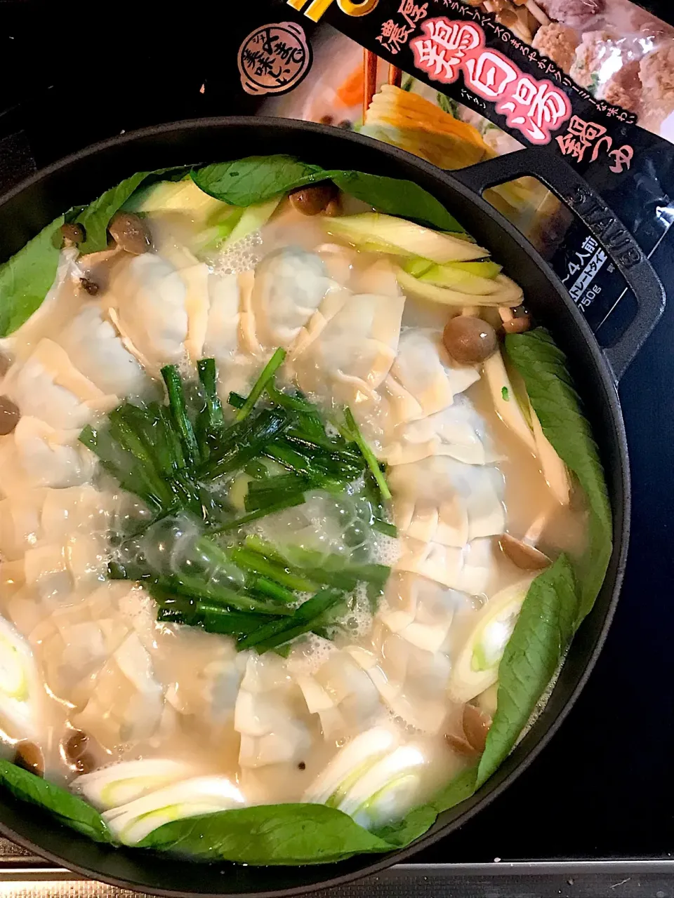 餃子鍋🥟

濃厚鶏白湯スープで|Miki (^_−)−☆さん