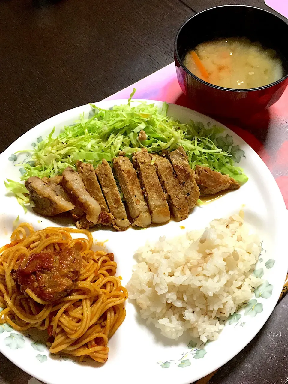 豚ロース厚切り肉の生姜焼き、煮込みハンバーグパスタ、味噌汁(人参、大根)麦入りご飯(*^｡^*)|ライムさん