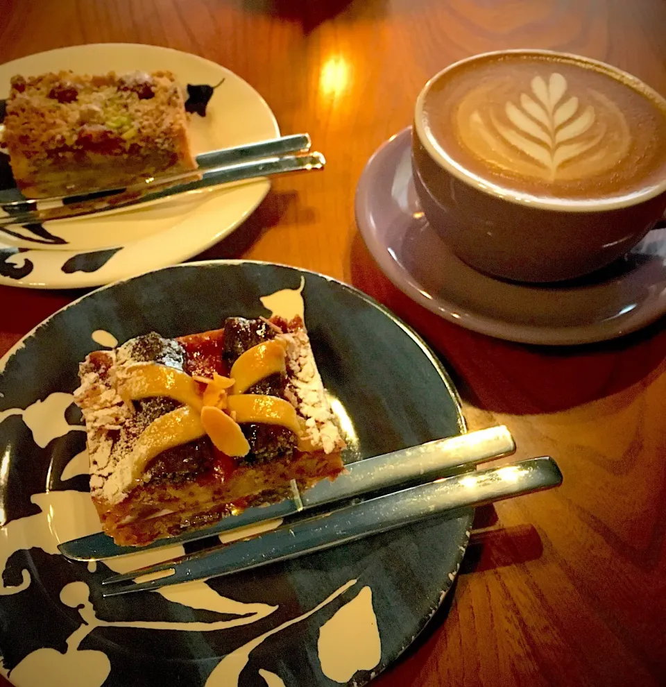 ケシのケーキとピスタチオのケーキとカフェオレ #ZEF Kobe Motomachi #コーヒースタンド|woppyさん