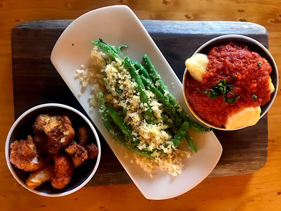 Tapas : Deep fried cauliflower with wine vinegar, green beans with crunchy garlic breadcrumbs and fried potatoes with a spicy tomato sauce|Sergio Lacuevaさん