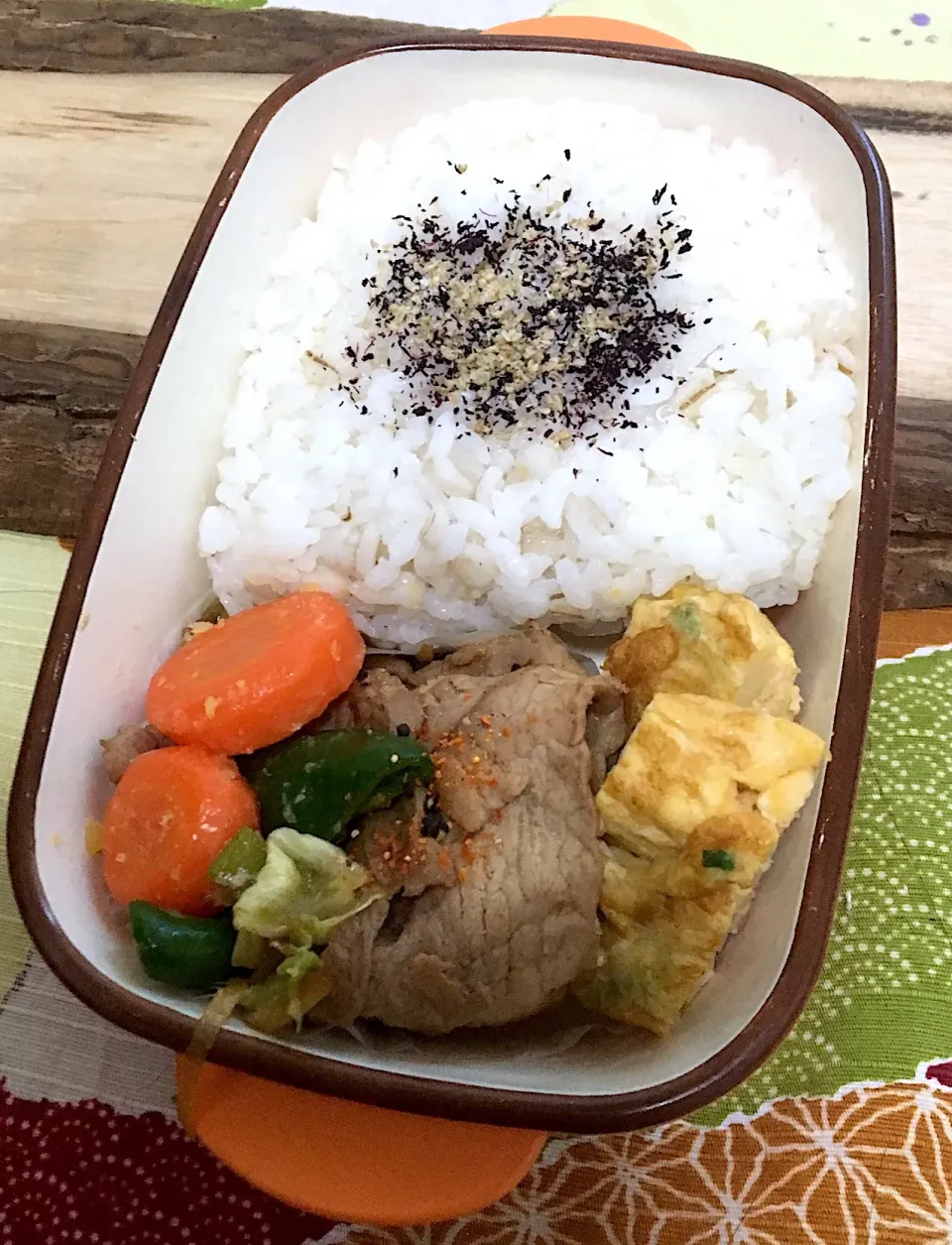 単身赴任の昼ごはん☀️
お弁当🍱
豚肉とキャベツのオイスターソース炒め
ネギ入り卵焼き
人参の🥕グラッセ
麦ごはん ゆかり すり胡麻
 #単身赴任飯 #オイスターソース炒め#ネギ入り卵焼き|ぽんたさん