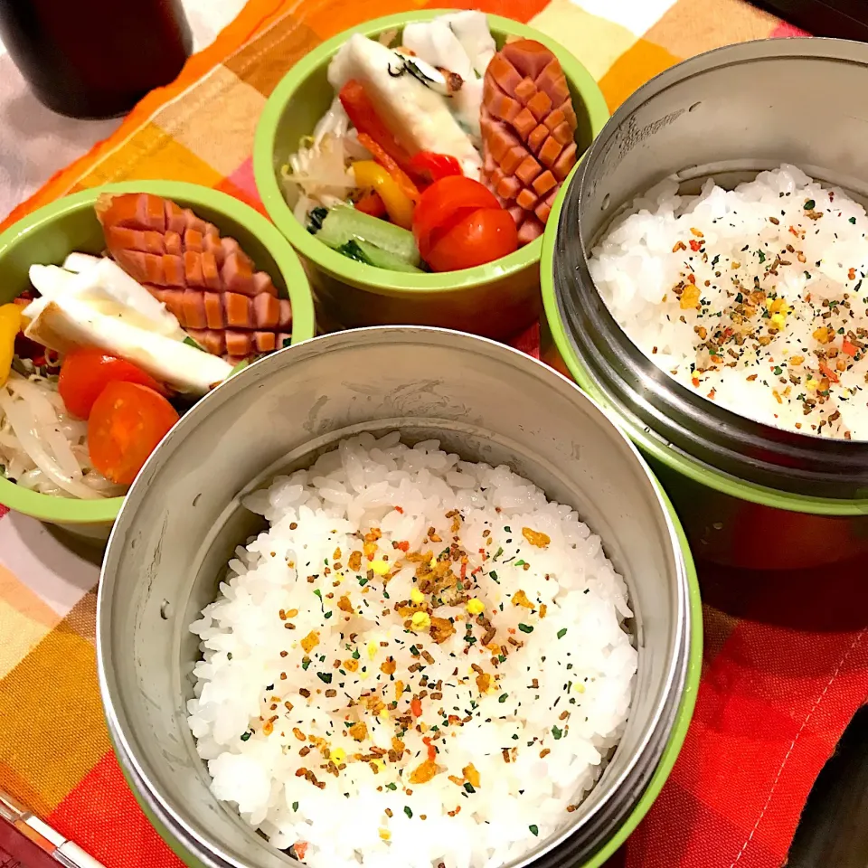 今日のお弁当🍱
曇り空で寒い朝
月曜日の朝は特につらいね
今週も頑張っていきましょうᕦ(ò_óˇ)ᕤ|mokoさん