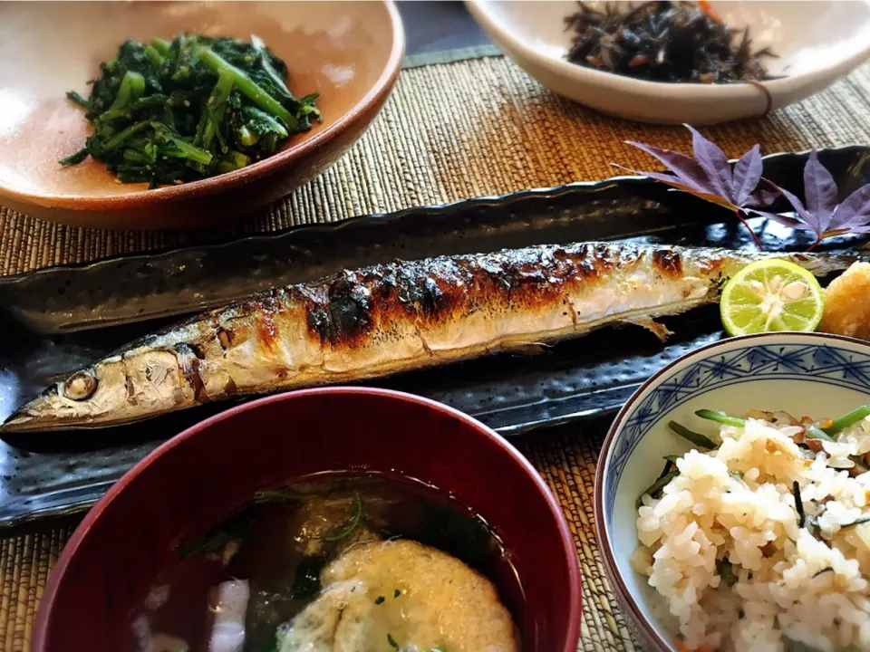 海外に居ても、秋は秋刀魚！

山菜おこわとひじきの炊いたん、春菊のおひたし、金沢から届いたお麩のおすまし。すだちは裏庭で採れました。|Little Darlingさん