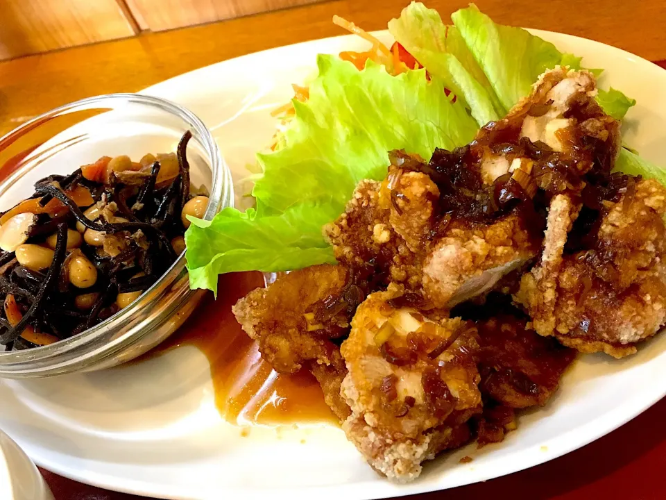 大豆とひじきの煮物と揚げ鶏のネギソース|茶一郎さん