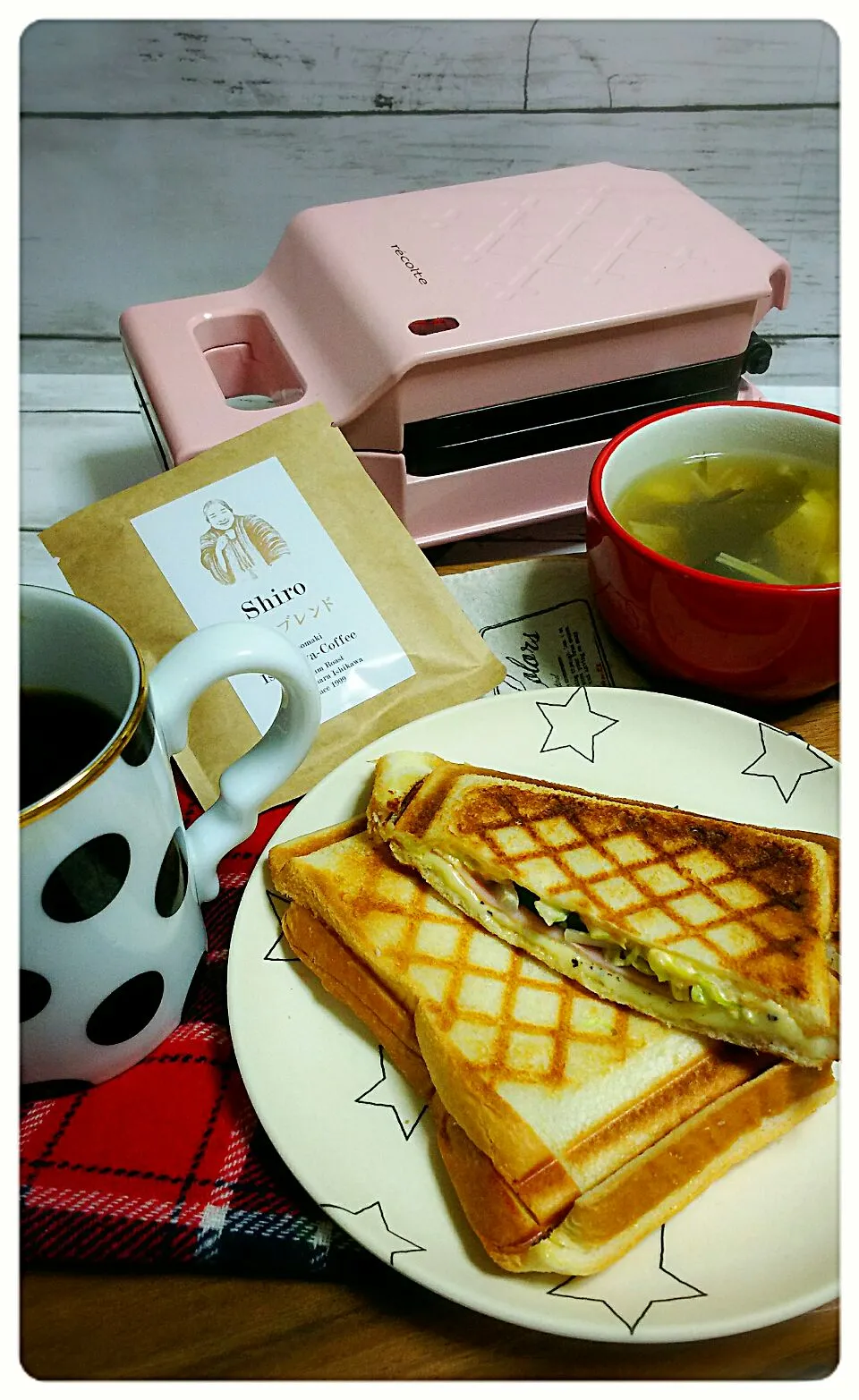 Snapdishの料理写真:Press Sand wiches  and Arrenged dishes.
あさサンド～😋|☆Yumi☆さん