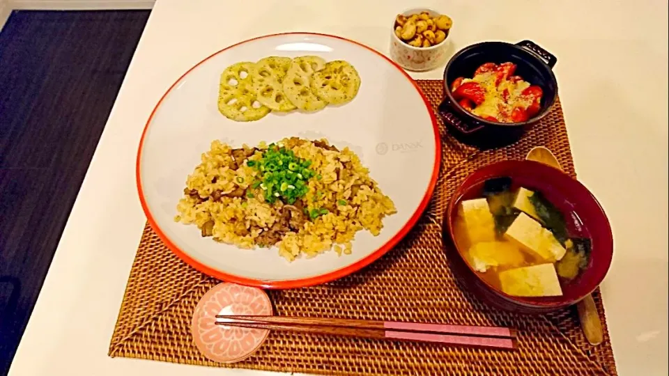 今日の夕食 牛肉とごぼうの炊き込みご飯、れんこんの塩焼き、ミニトマトのタルタルソース焼き、豆腐とわかめの味噌汁|pinknari🐰🌈さん