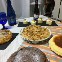 今日はケーキ屋さん💕

ケイタリングを頼まれて朝からせっせと焼きました❣️

🌱アッブルパイ
🌱チーズスフレケーキ
🌱生チョコケーキ
🌱石畳ケーキ
🌱ロールケーキ

我ながら上手に焼けた…腕上げた？（笑）|藤川雅代さん