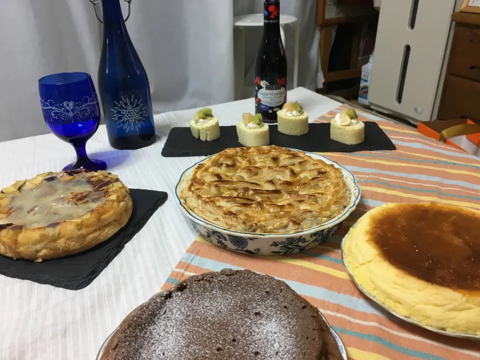 Snapdishの料理写真:今日はケーキ屋さん💕

ケイタリングを頼まれて朝からせっせと焼きました❣️

🌱アッブルパイ
🌱チーズスフレケーキ
🌱生チョコケーキ
🌱石畳ケーキ
🌱ロールケーキ

我ながら上手に焼けた…腕上げた？（笑）|藤川雅代さん