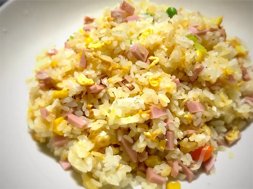 今夜はパラパラチャーハン🎵
香味ペーストと焦がし醤油で中華屋さんの味😋|ギムレットさん