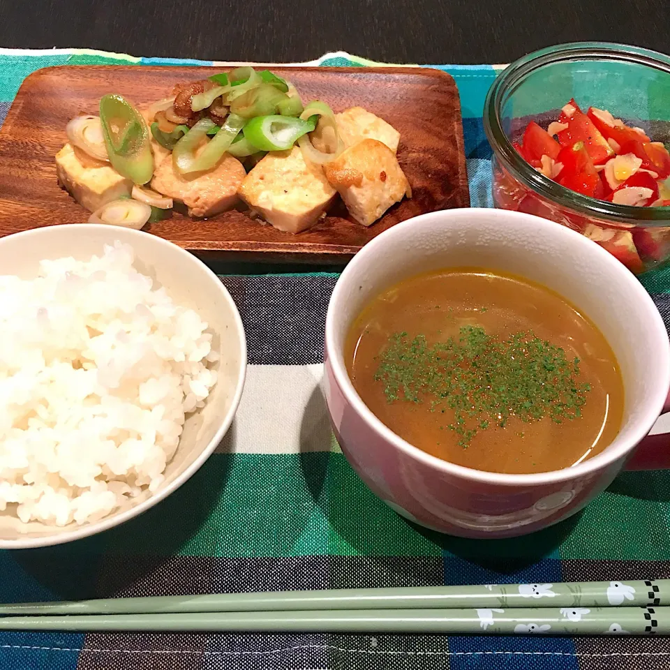 Snapdishの料理写真:豆腐ステーキとミニトマトのマリネサラダ、野菜カレースープ|かぴこさん