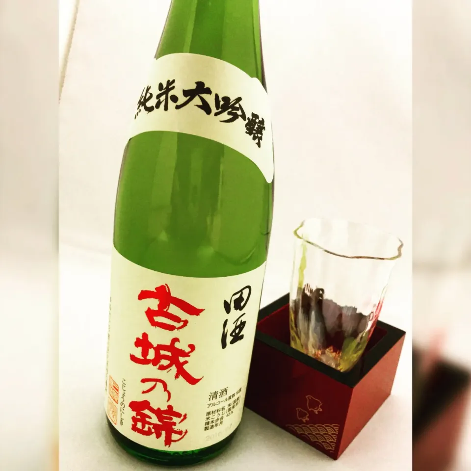 田酒　古城の錦　純米大吟醸
軽い口あたりと、柔らかな吟醸香
美味しい
#田酒#日本酒#純米大吟醸#古城の錦|901さん