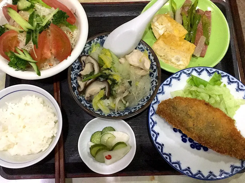 今夜の夕食です。アジフライ、卵焼きとピーマンとハムと長芋炒め、春雨と鳥モモ他の塩だし鍋、サラダ、お漬物、御飯少々です。|詳智　片山さん