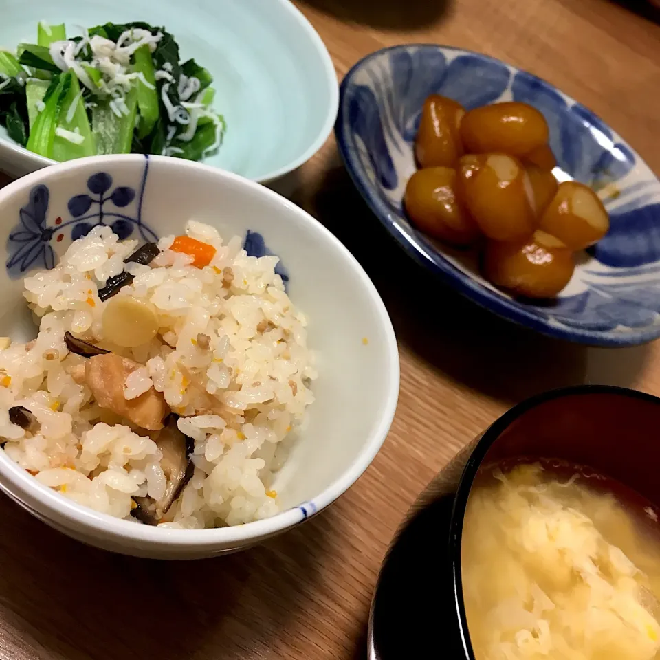 比内地鶏の炊き込みご飯、玉こんにゃく、青梗菜としらすのおひたし
#比内地鶏 #炊き込みご飯 #色ご飯 #こんにゃく|あきころさん