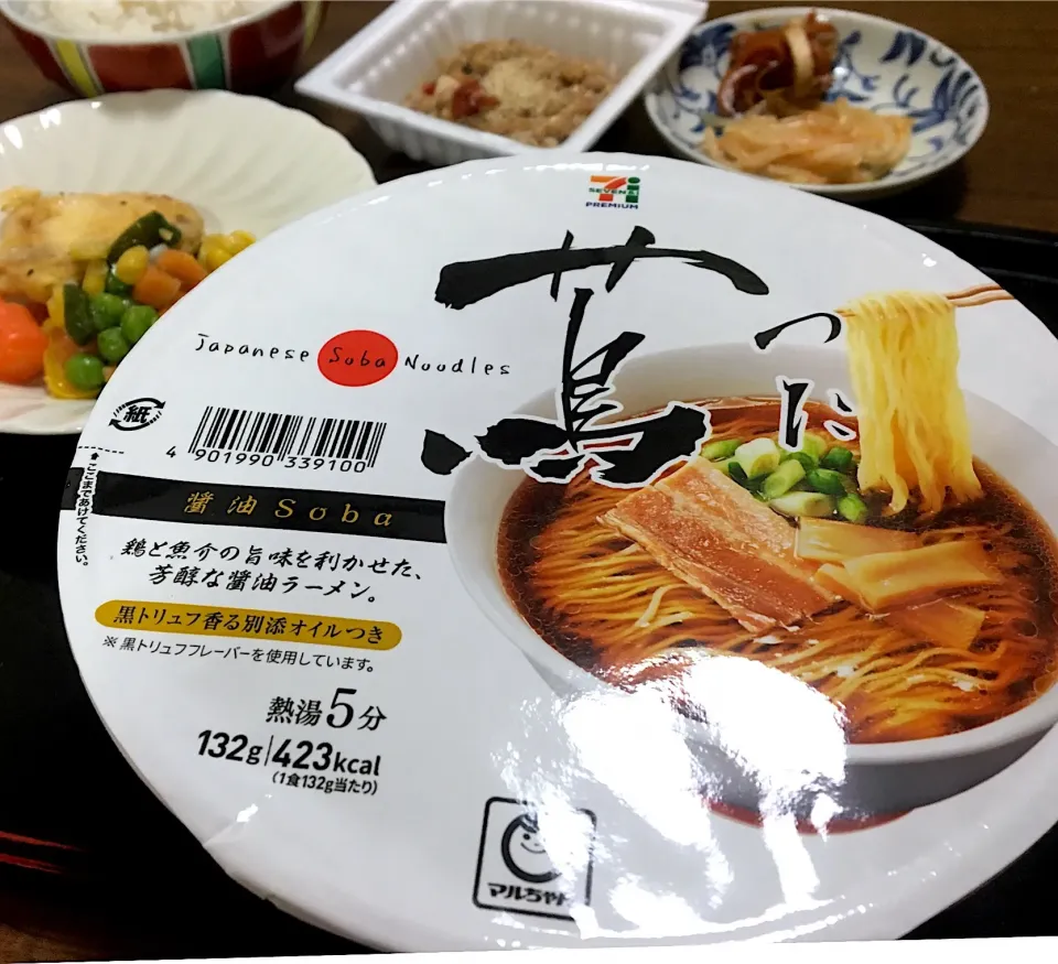 単身赴任の晩ごはん🎑
ミシュラン星獲得⭐️蔦のカップラーメン スープうまっ！
納豆  もやしのキムチ風  大根と人参の皮の甘酢漬け  麦ごはん|ぽんたさん