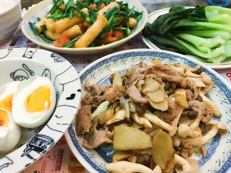 家常便飯
野菇炒肉片、韭菜花炒甜不辣、鹹蛋、燙青菜|Orangeさん