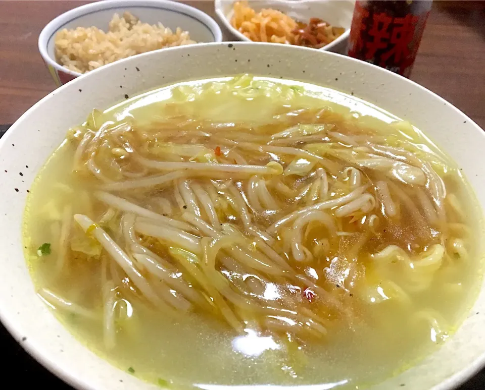 単身赴任の晩ごはん🌙🌠                        もやしあんかけラーメン🍜   茶飯   もやしキムチ風   大根と人参の皮の甘酢漬け   麻辣ペッパー|ぽんたさん