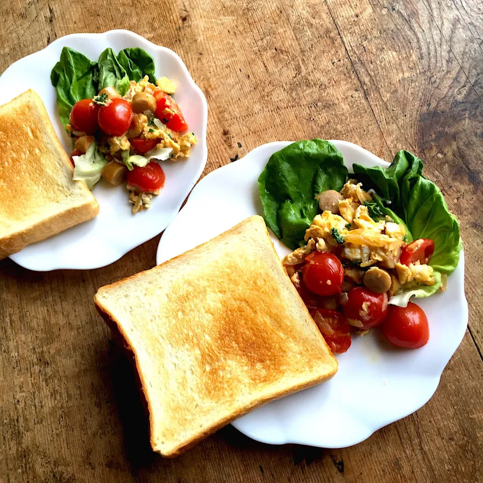 Snapdishの料理写真:2人で朝ごはん‼︎
 #朝ごはん  #朝ごはんプレート  #ワンプレート朝食  #ふたりぐらし  #ふたりごはん  #ホームベーカリー|Yoshinobu Nakagawaさん