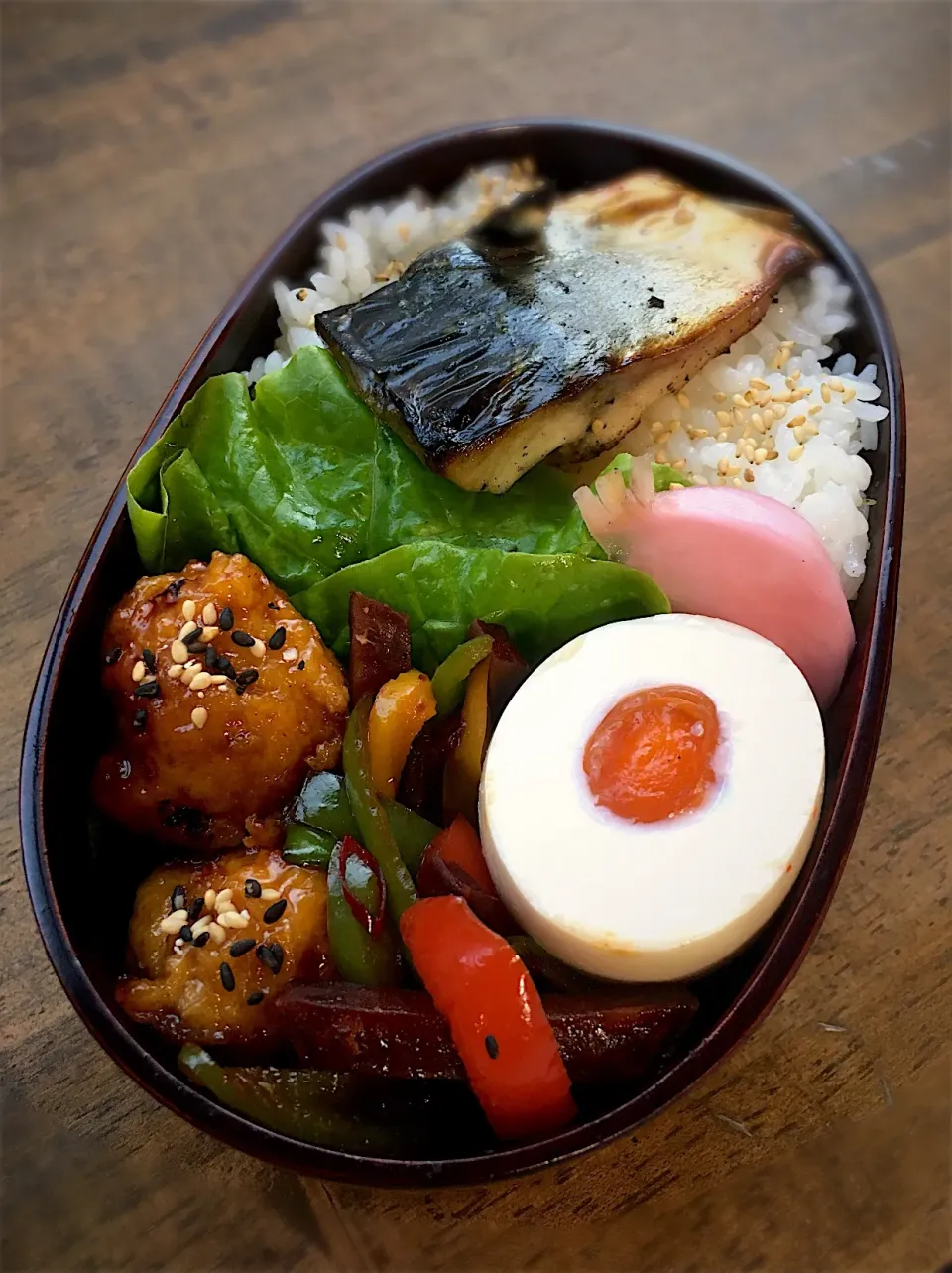 Snapdishの料理写真:今日のお弁当
・真鯖塩麹漬け
・味玉
・鳥団子の照り煮
・紫芋 ピーマン パプリカのきんぴら
・蕪の紫蘇漬け|akiさん