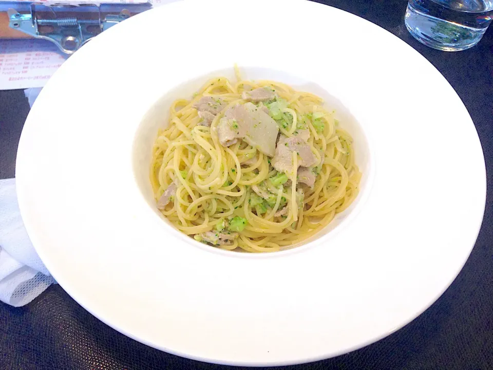 パスタランチ   豚バラとブロッコリーのペペロンチーノ|まきさん