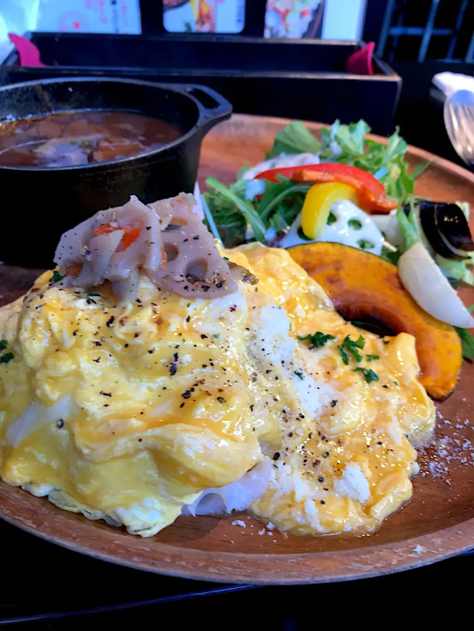 Snapdishの料理写真:蓮根と牛蒡のオムライス。
鉄鍋入り熱々ビーフシチュー。
サラダ🥗のランチ。|Kumi_loveさん