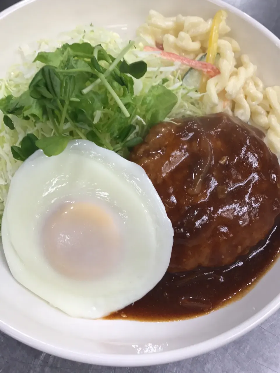 目玉焼きのせハンバーグ|学食おばちゃんさん