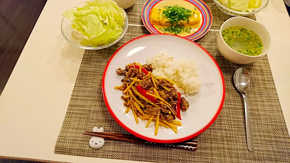 今日の夕食 青椒肉絲丼、塩キャベツ、あんかけ卵焼き、大根とわかめのスープ|pinknari🐰🌈さん