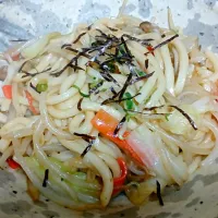 Snapdishの料理写真:オイスターソース焼きうどん♪|ちさこさん