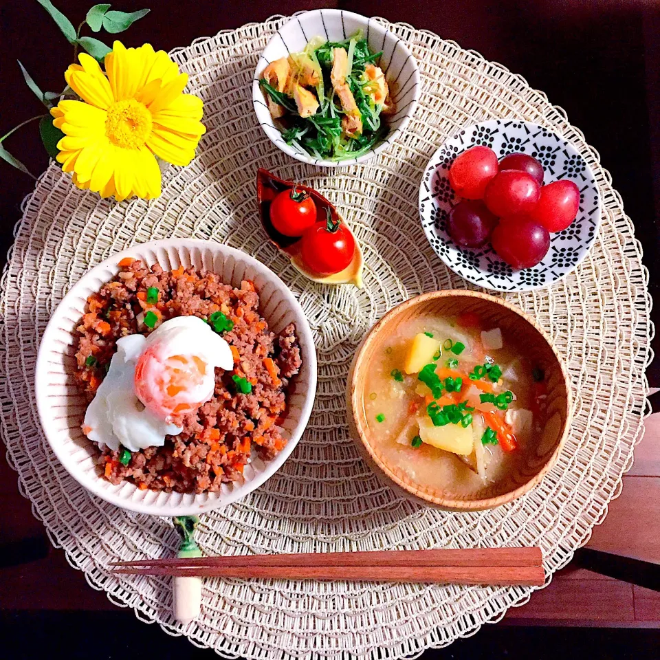 ❃野菜の肉みそ丼
❃水菜と薄揚げの炊いたん
❃高糖度トマト
❃ごぼうとかぶとにんじんとじゃがいもと豆腐の味噌汁
❃ピオーネ|はらしおりさん