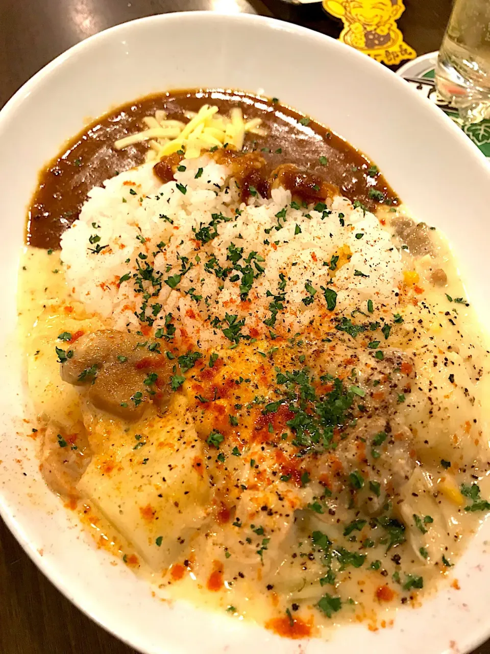 Snapdishの料理写真:今週の週替わりは、『チキンクリームシチューとデミトマトのあいがけカレー』＠Two Sam's Up 本町|大阪カレー部長さん