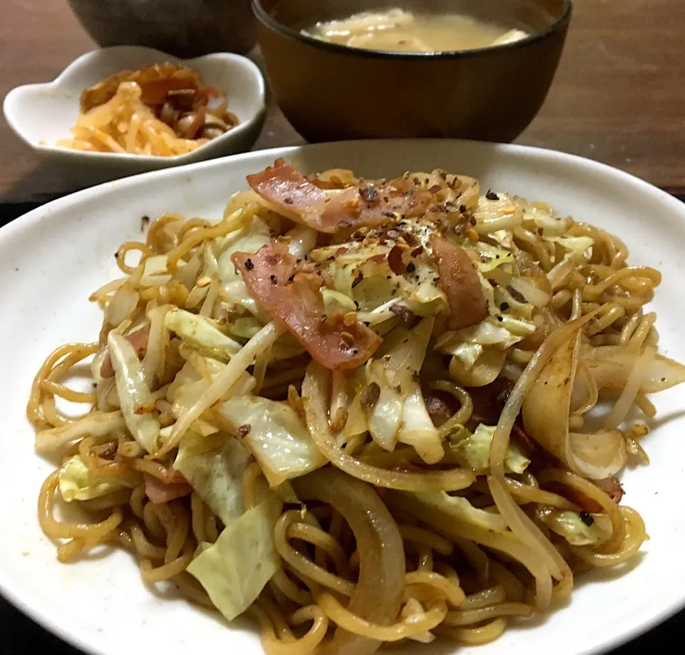 あまりにも単身赴任っぽい晩ごはん🎑🌙
焼そば
茶飯
ベーコン豚汁🥓
もやしのキムチ風
大根の皮と人参の皮の甘酢漬け
 #単身赴任飯 #焼そば#ベーコン豚汁#もやしキムチ|ぽんたさん