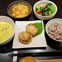 おうちごはん
味噌とチーズ風味のレンコンはさみ焼き
かぼちゃとじゃがいものジンジャースープ
麻婆豆腐
サラダ
五穀米|Kumikumiさん