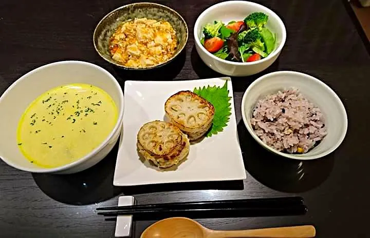 Snapdishの料理写真:おうちごはん
味噌とチーズ風味のレンコンはさみ焼き
かぼちゃとじゃがいものジンジャースープ
麻婆豆腐
サラダ
五穀米|Kumikumiさん