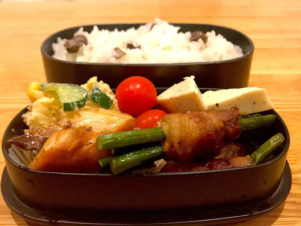 Snapdishの料理写真:ニンニクの芽肉巻き🥓ブリの照り焼き🐟ポテトサラダ🥗ムカゴご飯|myusicさん