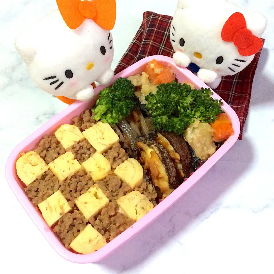 モザイク #そぼろ丼 のお弁当(キティちゃんガン見w)|夢ーテルさん