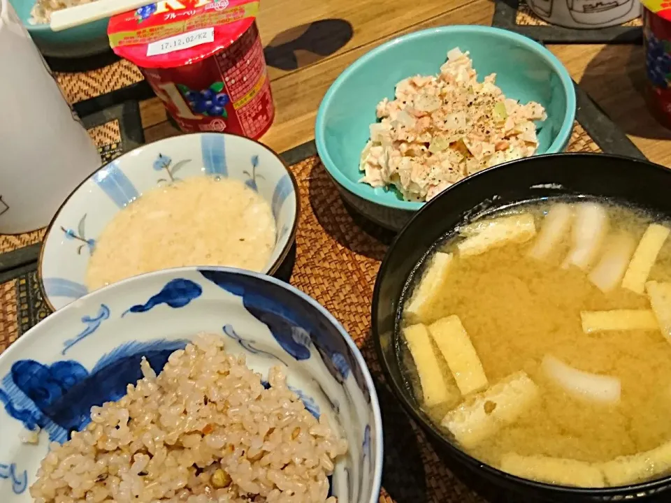 Snapdishの料理写真:ツナと玉ねぎ&長芋&しめじの味噌汁|まぐろさん