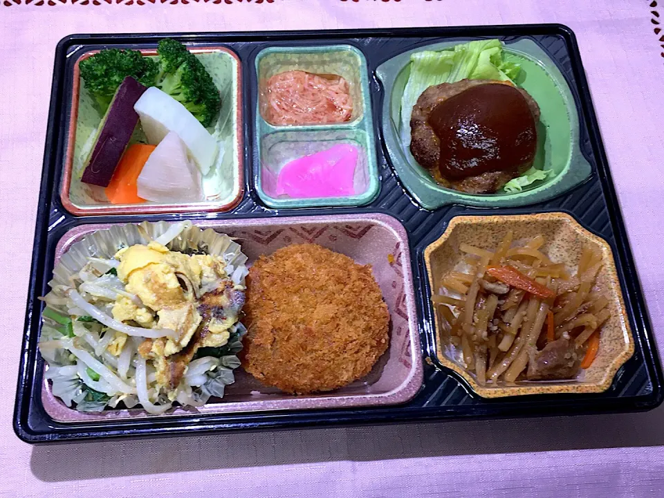 チーズ入り手作りハンバーグ 日替わり弁当 豊川市宅配|Naokazu Kuritaさん