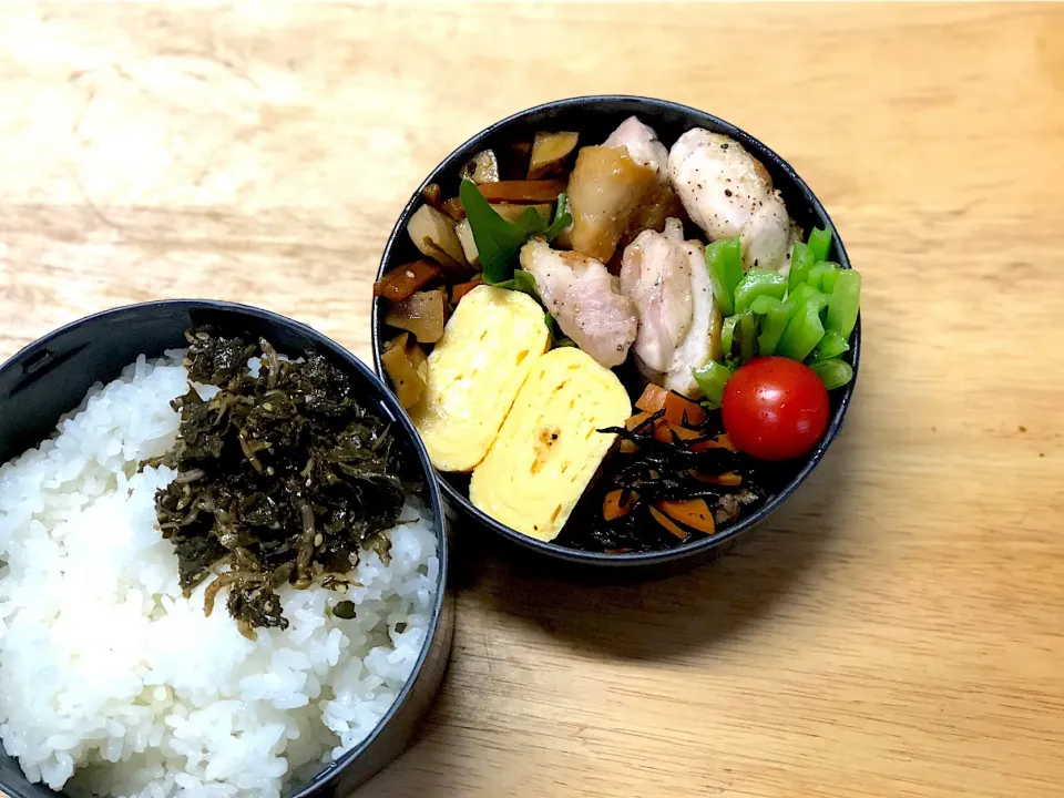 Snapdishの料理写真:チキンソテー弁当。茶殻のふりかけ付き|弁当 備忘録さん