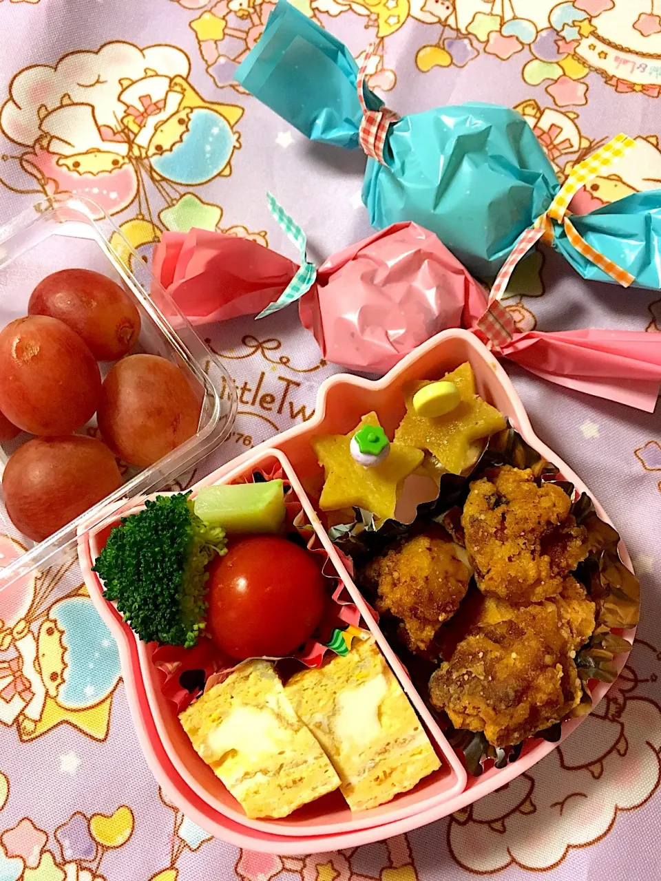 ハイキングお弁当☆たまごやき、さつまいもとエリンギの甘辛、鶏唐、しらす&おかかおにぎり|つきこさん