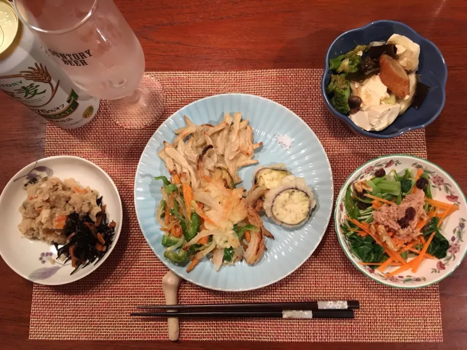 今日の晩ご飯
・野菜のかき揚げ
・ゴボウのかき揚げ
・ナスの天ぷら
・にんじんサラダ
・おから
・ひじき|kahorisさん