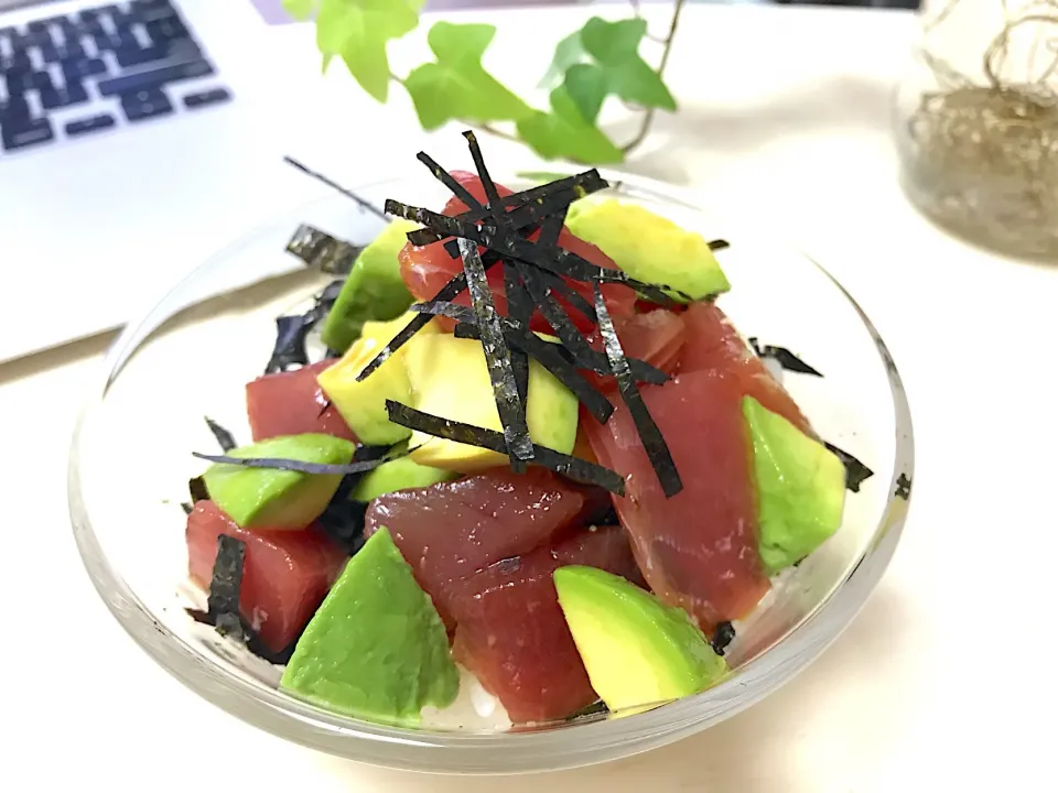 マグロアボカド漬け丼🥑|lalapoさん