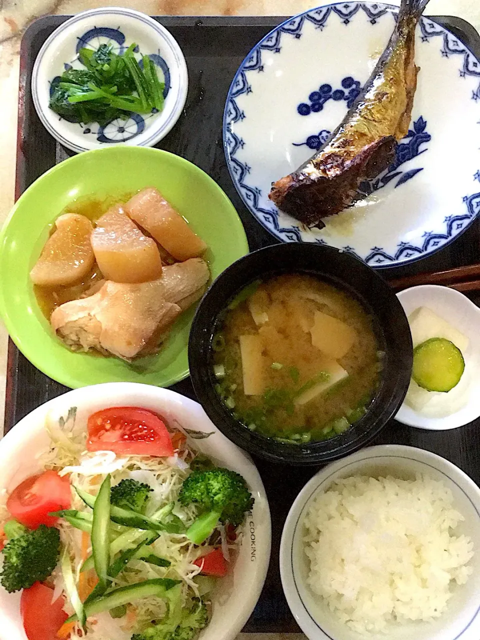 本日の昼食です。鰯の塩焼き、ぶり大根、ほうれん草、かぶらの漬物、サラダ、味噌汁、御飯少々です。|詳智　片山さん